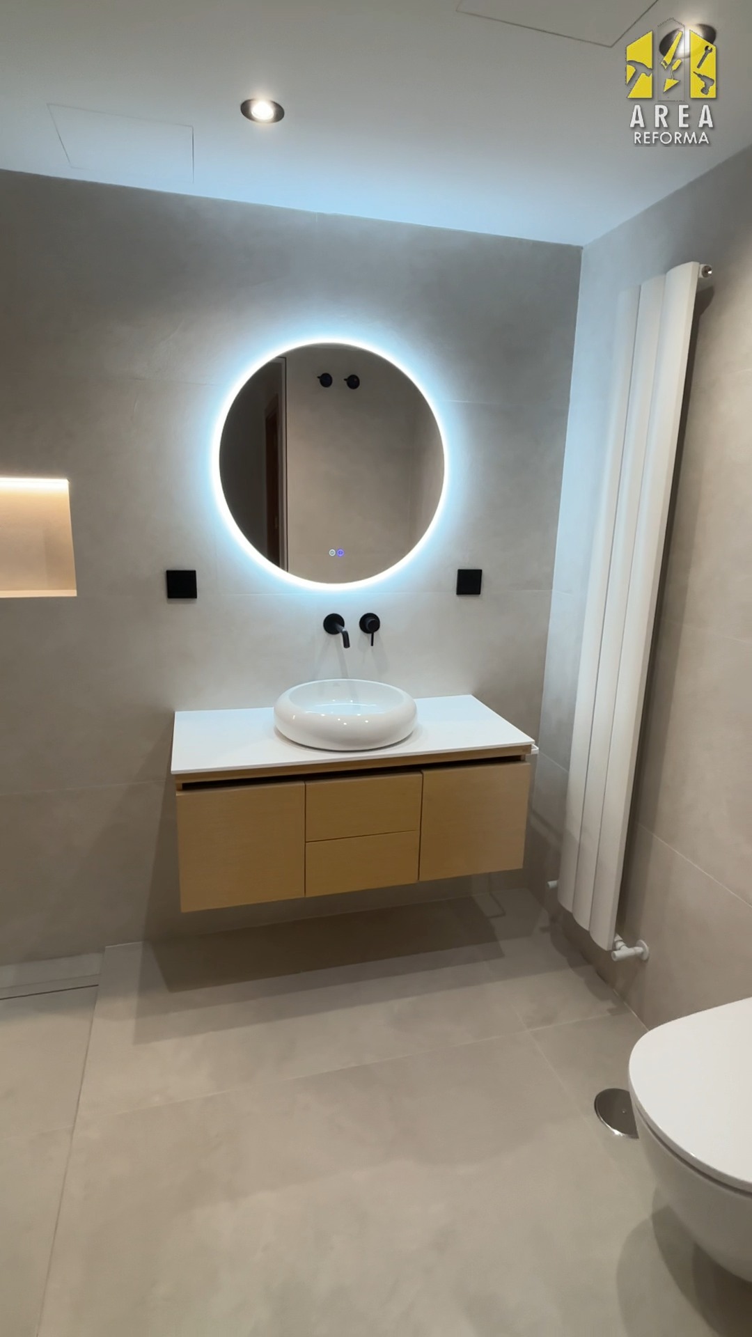 Baño reformado en Leganés con mueble suspendido y espejo iluminado