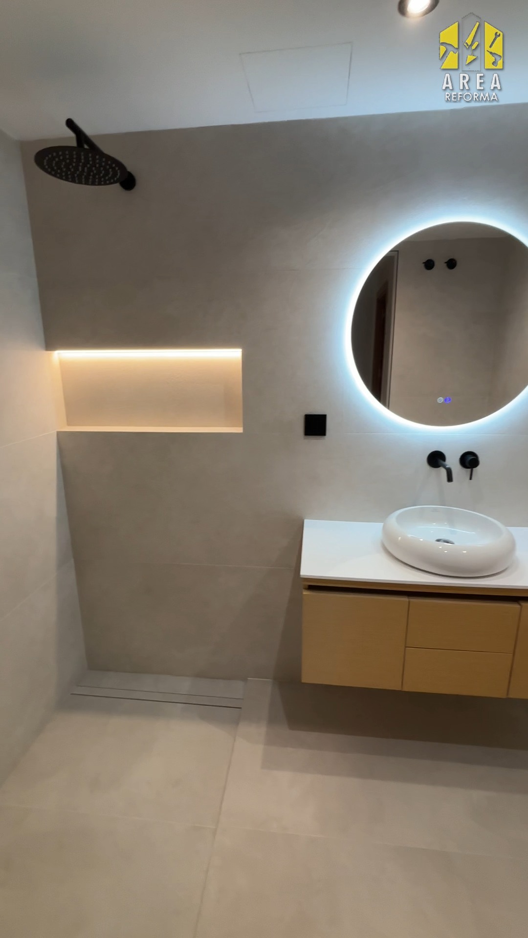Zona de ducha y lavabo del baño reformado en Leganés