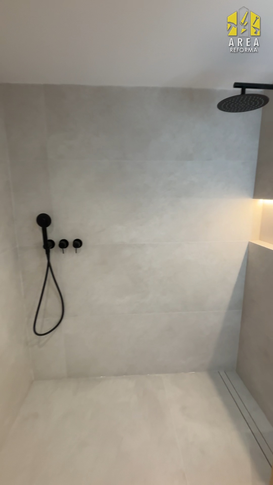 Detalle de ducha con grifería negra