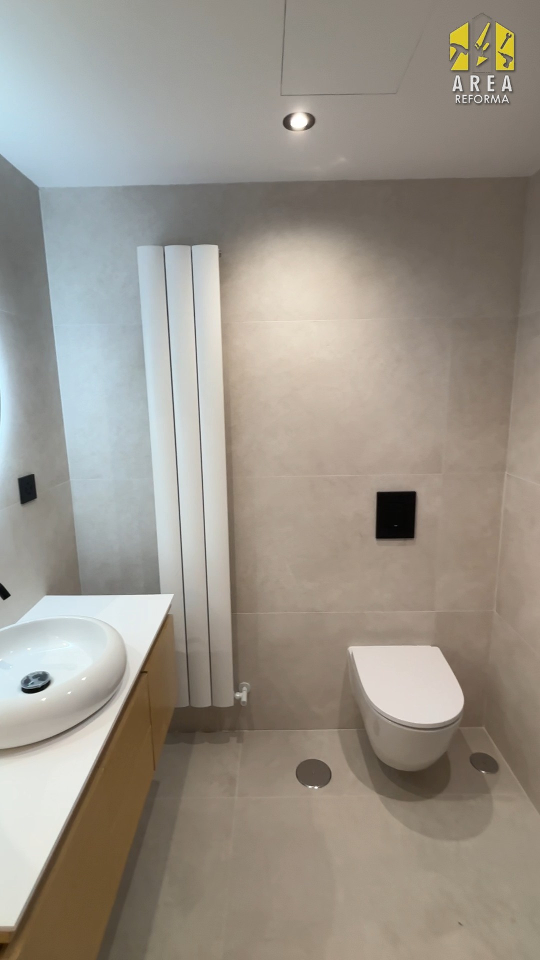Inodoro y zona de lavabo del baño reformado