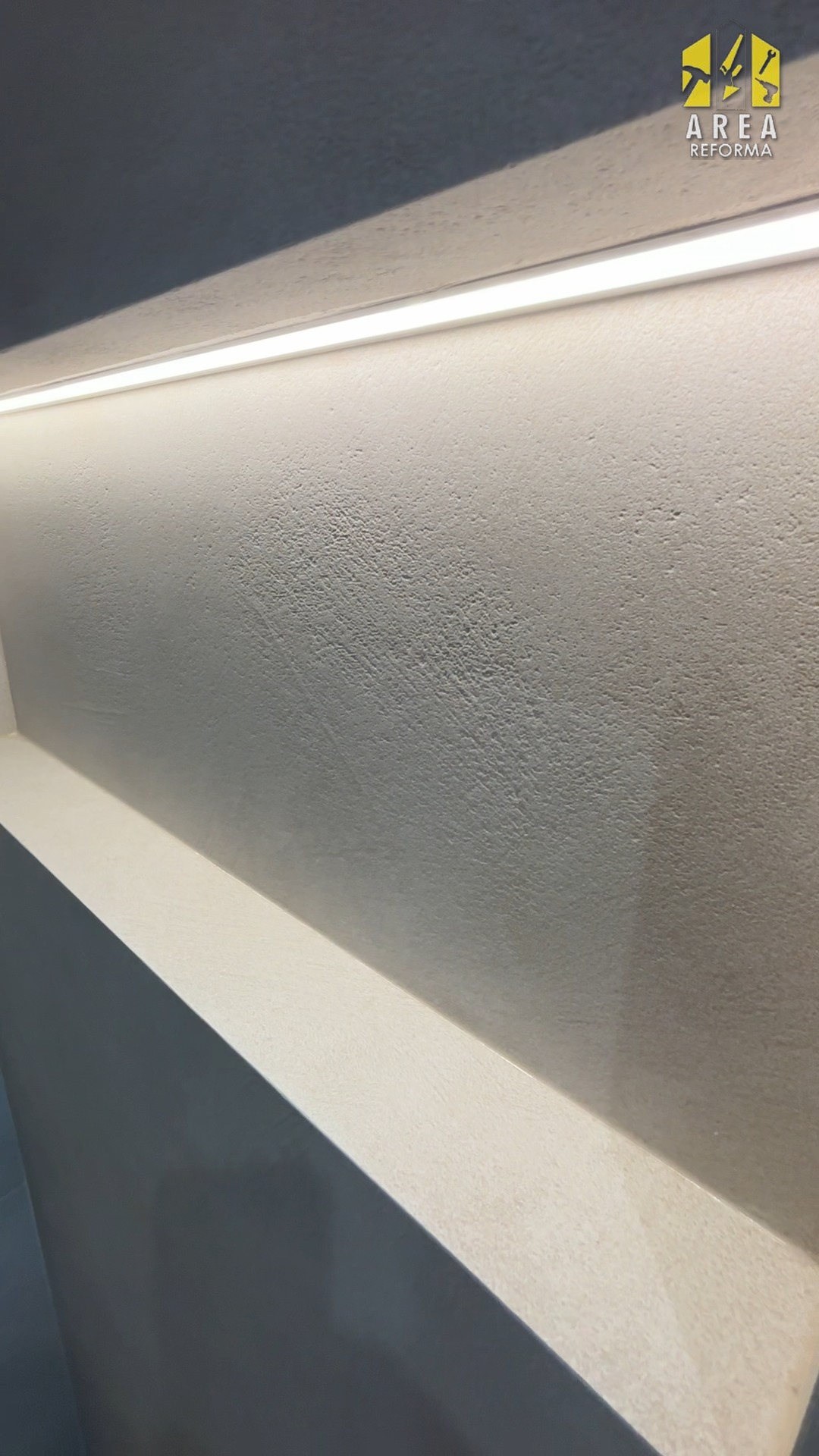 Detalle de iluminación integrada del baño