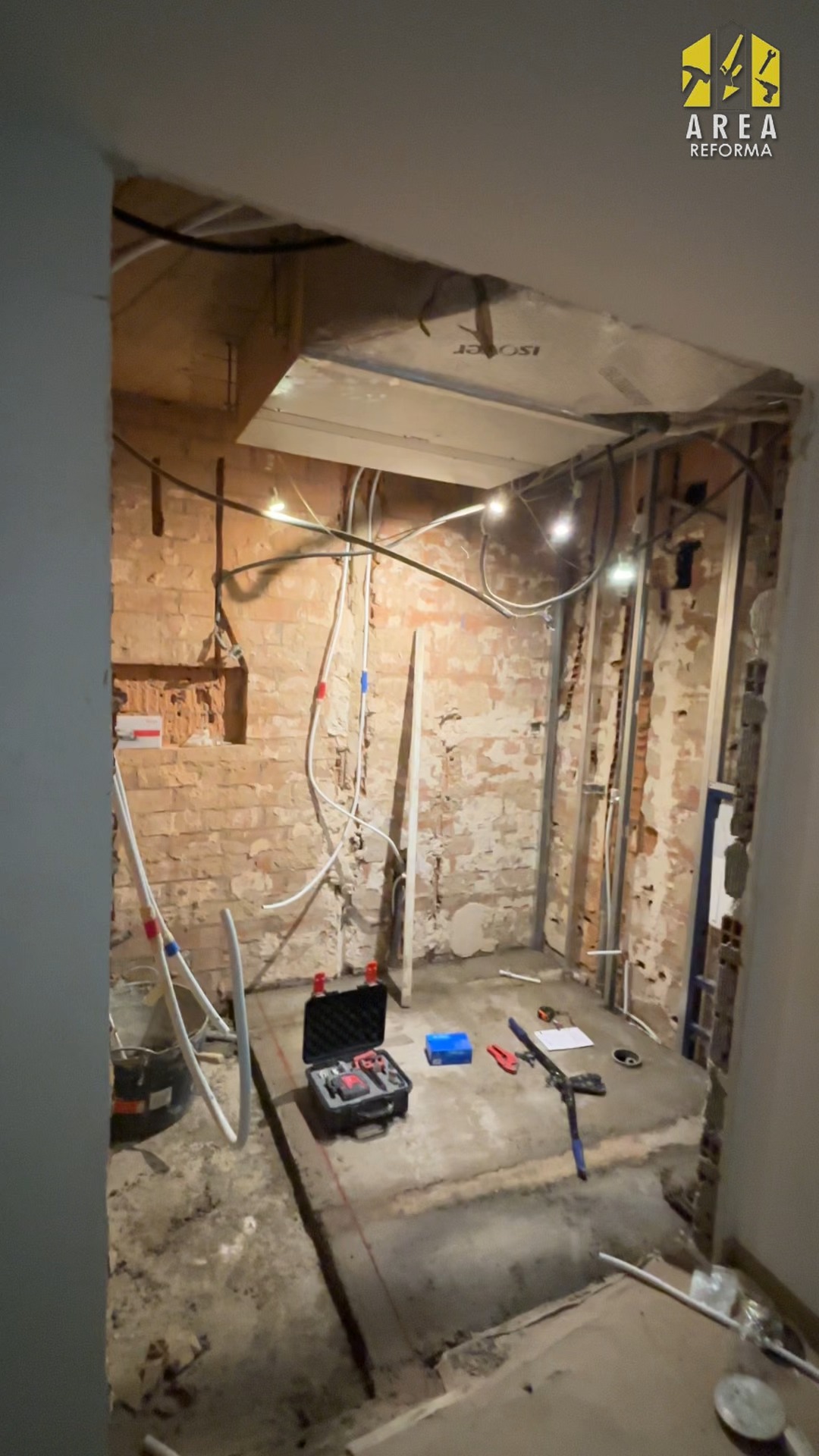 Obra en curso antes de finalizar el baño