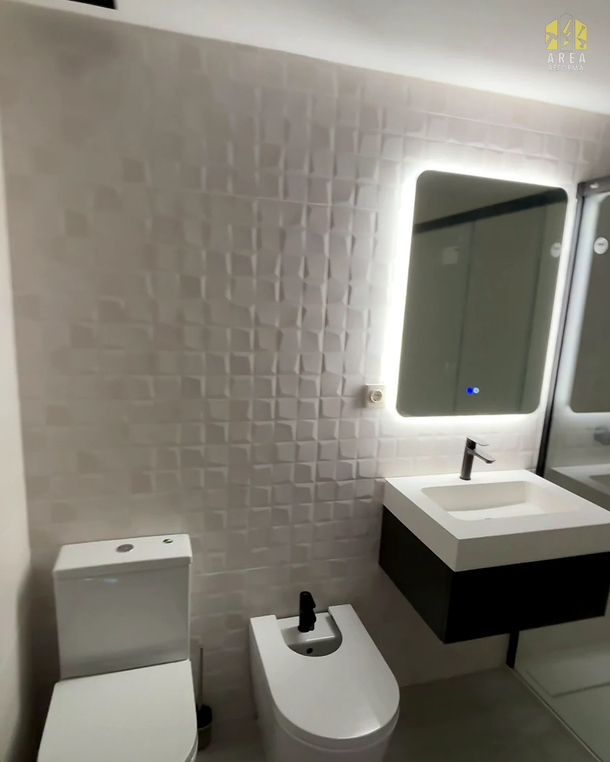 Sanitarios y espejo del baño reformado