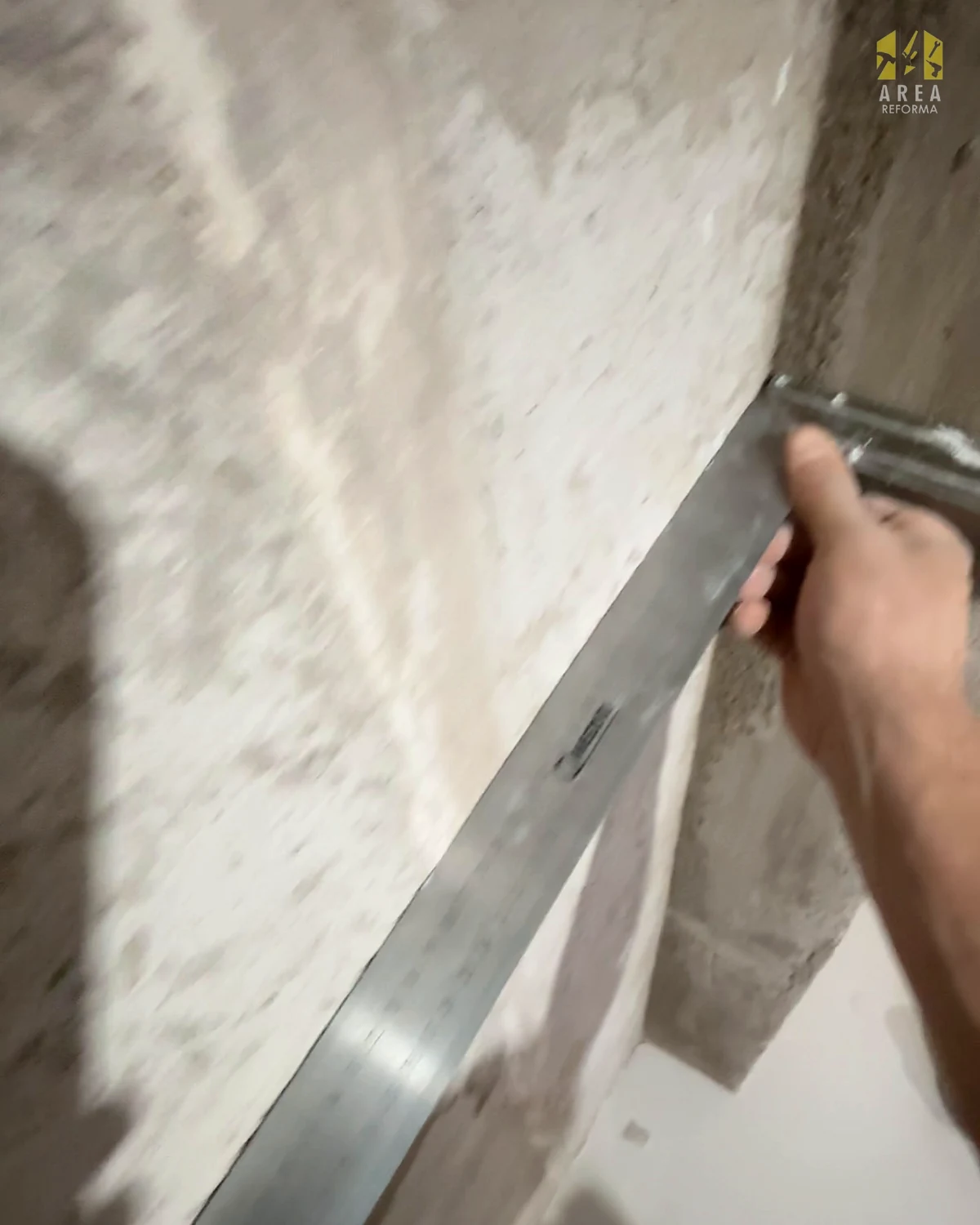 Comprobación de la escuadra en las paredes del baño