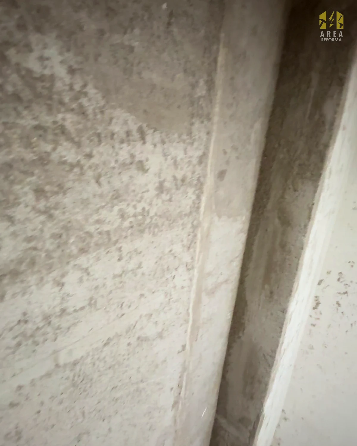 Detalle del enfoscado de una esquina durante la reforma de baño