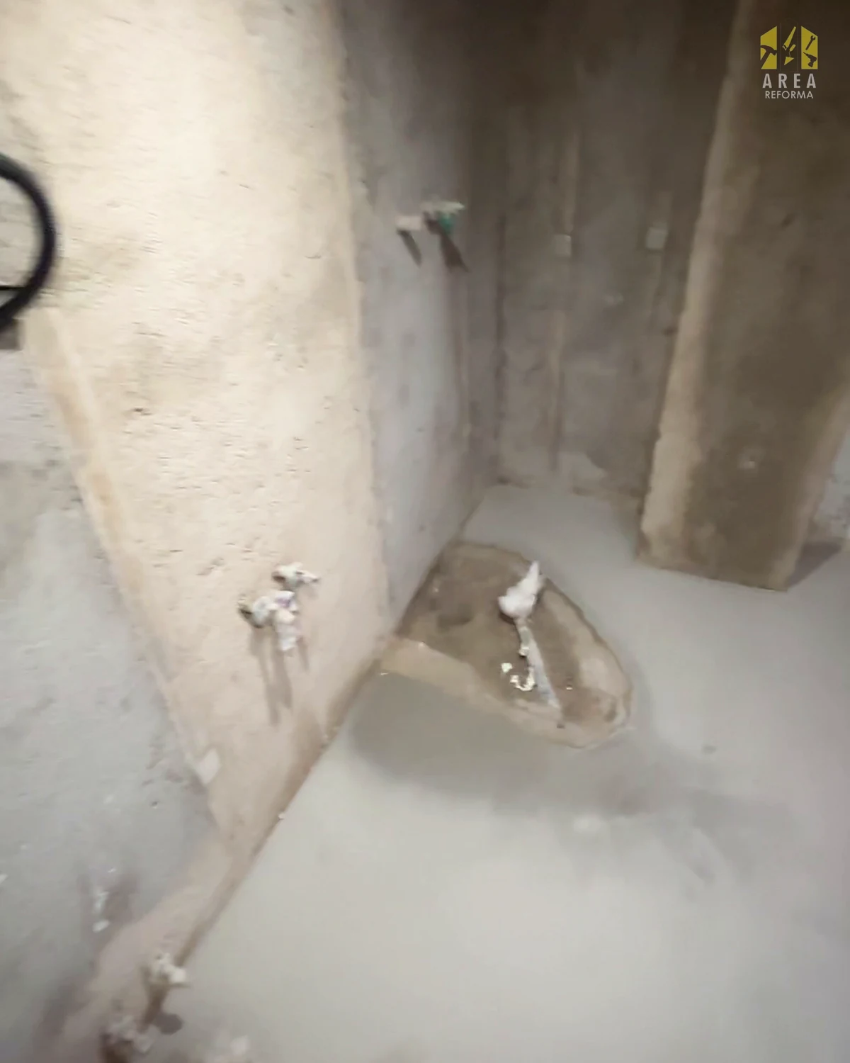 Preparación de instalaciones y enfoscado del baño